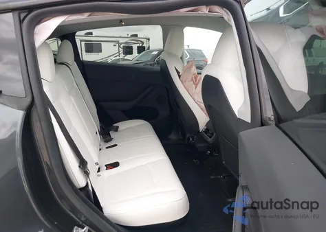 2024 Tesla Model Y Long Range Dual Motor All-Wheel Drive/Rwd z USA, uszkodzony, nr VIN 7SAYGDEDXRA307210